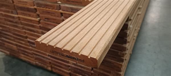Grote foto 25x145mm bankirai antislip vlonderdeel 305cm doe het zelf en verbouw hout en planken