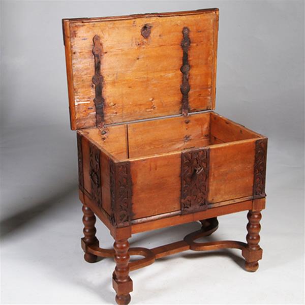 Grote foto scandinavische kist ca 1800 op onderstel met ijzer beslag en sleutel no.342065 antiek en kunst stoelen en banken