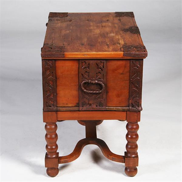 Grote foto scandinavische kist ca 1800 op onderstel met ijzer beslag en sleutel no.342065 antiek en kunst stoelen en banken