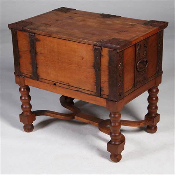 Grote foto scandinavische kist ca 1800 op onderstel met ijzer beslag en sleutel no.342065 antiek en kunst stoelen en banken
