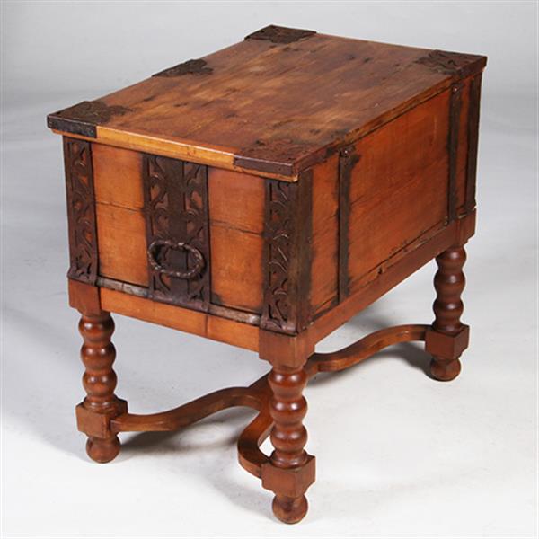 Grote foto scandinavische kist ca 1800 op onderstel met ijzer beslag en sleutel no.342065 antiek en kunst stoelen en banken