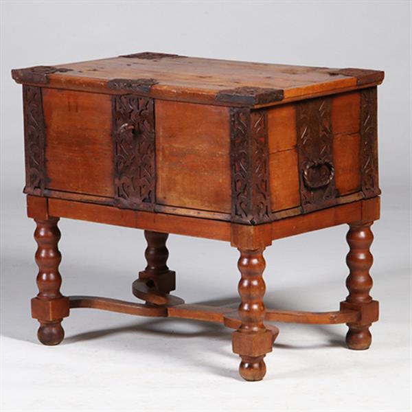 Grote foto scandinavische kist ca 1800 op onderstel met ijzer beslag en sleutel no.342065 antiek en kunst stoelen en banken