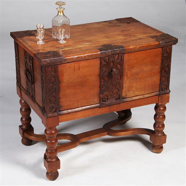 Grote foto scandinavische kist ca 1800 op onderstel met ijzer beslag en sleutel no.342065 antiek en kunst stoelen en banken