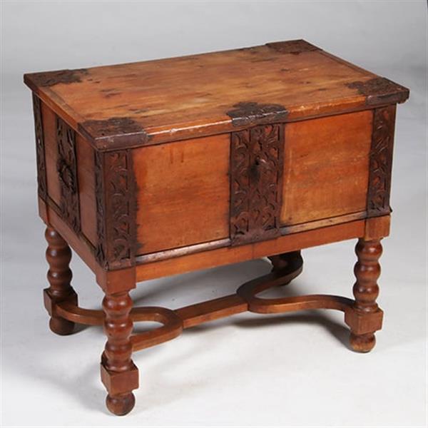 Grote foto scandinavische kist ca 1800 op onderstel met ijzer beslag en sleutel no.342065 antiek en kunst stoelen en banken