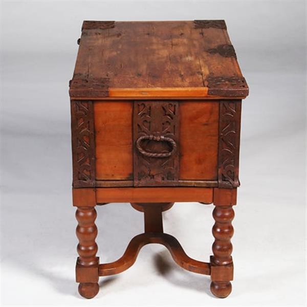 Grote foto scandinavische kist ca 1800 op onderstel met ijzer beslag en sleutel no.342065 antiek en kunst stoelen en banken
