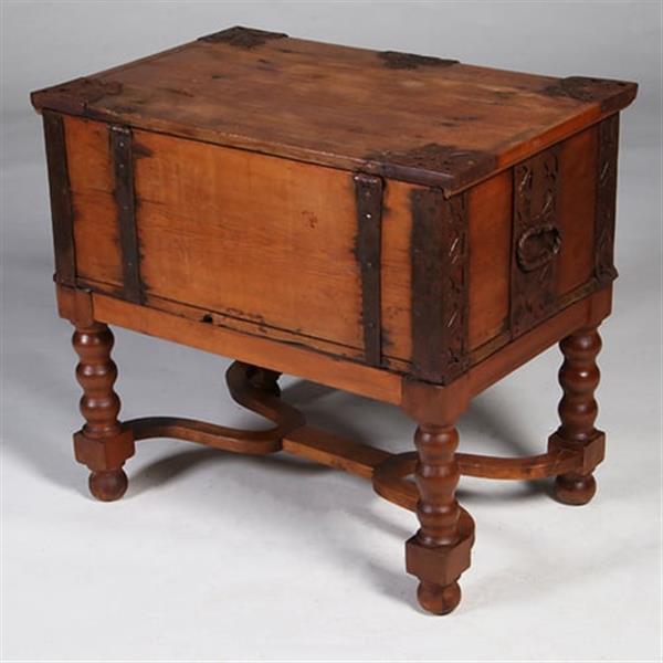 Grote foto scandinavische kist ca 1800 op onderstel met ijzer beslag en sleutel no.342065 antiek en kunst stoelen en banken