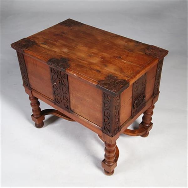 Grote foto scandinavische kist ca 1800 op onderstel met ijzer beslag en sleutel no.342065 antiek en kunst stoelen en banken