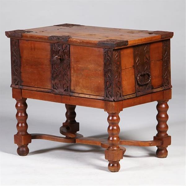 Grote foto scandinavische kist ca 1800 op onderstel met ijzer beslag en sleutel no.342065 antiek en kunst stoelen en banken