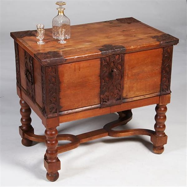 Grote foto scandinavische kist ca 1800 op onderstel met ijzer beslag en sleutel no.342065 antiek en kunst stoelen en banken