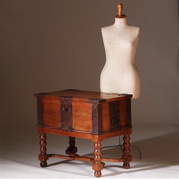 Grote foto scandinavische kist ca 1800 op onderstel met ijzer beslag en sleutel no.342065 antiek en kunst stoelen en banken