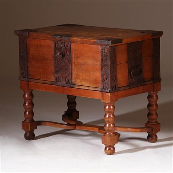Grote foto scandinavische kist ca 1800 op onderstel met ijzer beslag en sleutel no.342065 antiek en kunst stoelen en banken