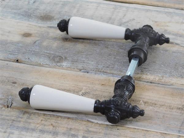 Grote foto deurklink set 2 klinken met witte grepen en een doorn donkerbruin doe het zelf en verbouw materialen en producten