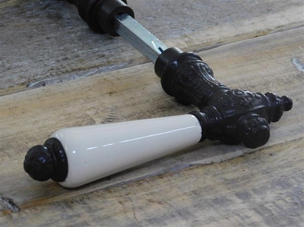 Grote foto deurklink set 2 klinken met witte grepen en een doorn donkerbruin doe het zelf en verbouw materialen en producten