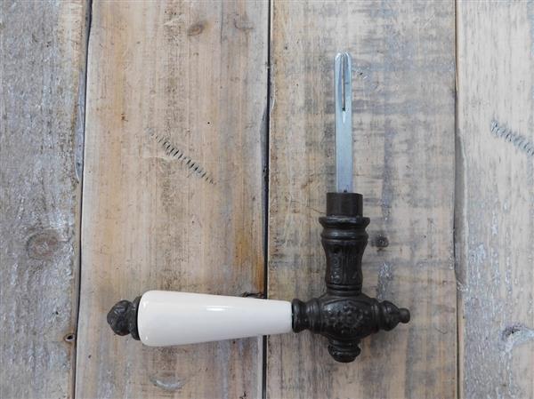 Grote foto deurklink set 2 klinken met witte grepen en een doorn donkerbruin doe het zelf en verbouw materialen en producten