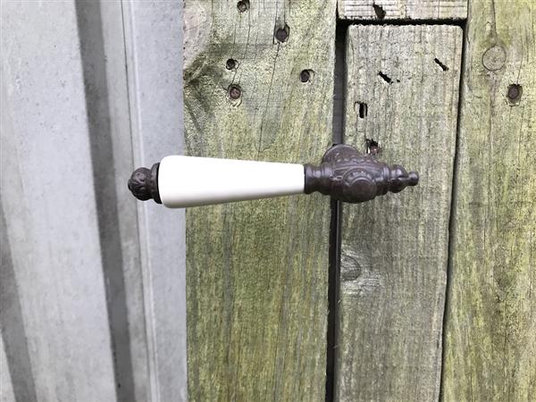 Grote foto deurklink set 2 klinken met witte grepen en een doorn donkerbruin doe het zelf en verbouw materialen en producten