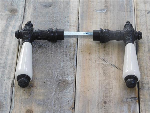 Grote foto deurklink set 2 klinken met witte grepen en een doorn donkerbruin doe het zelf en verbouw materialen en producten