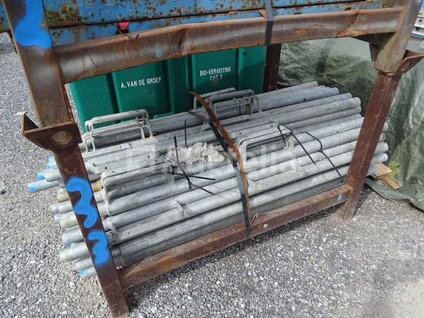 Grote foto metalen rek met 47 vergrendelende relingelementen voor het board doe het zelf en verbouw onderdelen en accessoires