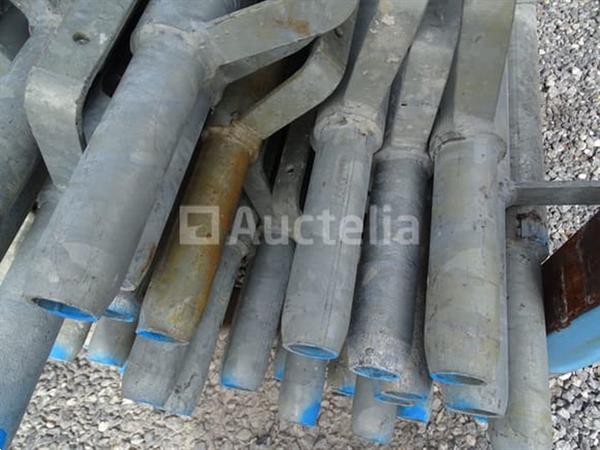 Grote foto metalen rek met 47 vergrendelende relingelementen voor het board doe het zelf en verbouw onderdelen en accessoires