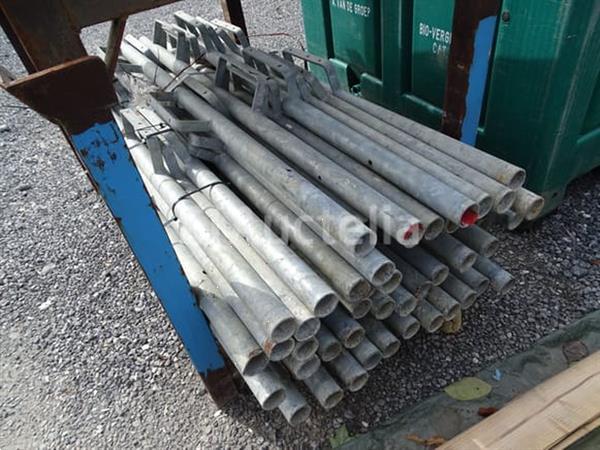 Grote foto metalen rek met 47 vergrendelende relingelementen voor het board doe het zelf en verbouw onderdelen en accessoires