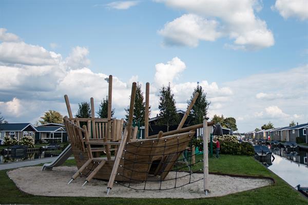 Grote foto vakantiepark giethoorn aan het water met boot vakantie nederland noord