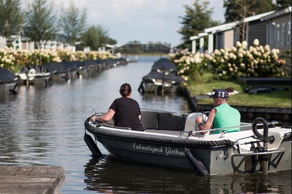 Grote foto vakantiepark giethoorn aan het water met boot vakantie nederland noord
