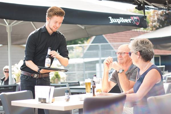 Grote foto vakantiepark giethoorn aan het water met boot vakantie nederland noord