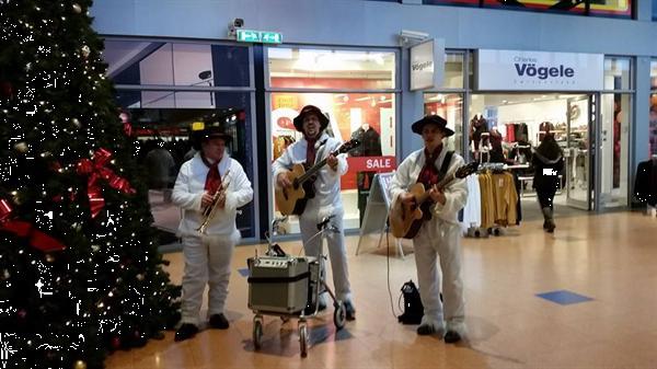 Grote foto ambulant muzikaal duo muziek en instrumenten boekingen