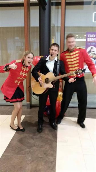 Grote foto ambulant muzikaal duo muziek en instrumenten boekingen