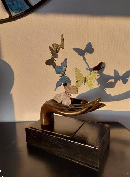 Grote foto bronzen hand met zes vlinders beeld antiek en kunst beelden houtsnijwerken