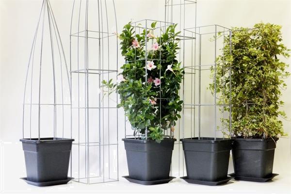 Grote foto plantenpot bloembak waterschotel en plantensteun tuin en terras bloembakken