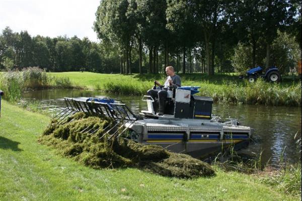 Grote foto mobitrac maaiboot graafmachine baggeraar agrarisch tuinbouw