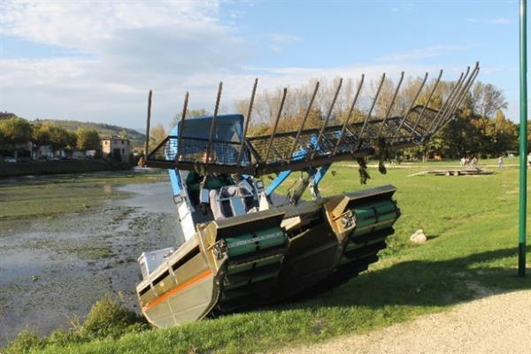 Grote foto mobitrac maaiboot graafmachine baggeraar agrarisch tuinbouw