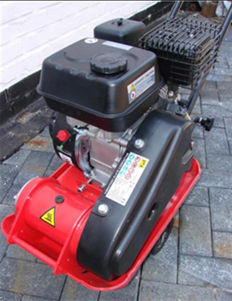 Grote foto trilplaat trilstamper tuin en terras tuingereedschap