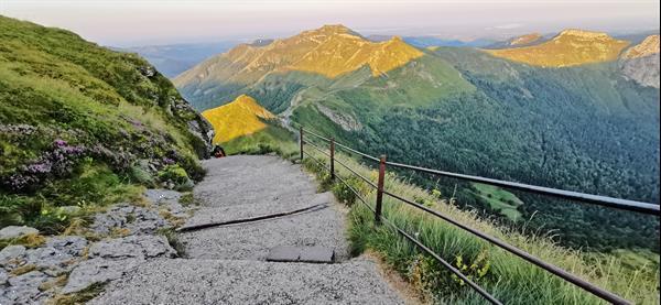 Grote foto wandelen in de auvergne zuidelijk frankrijk sport en fitness bergsport en wandelen