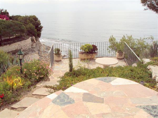 Grote foto a large spanish villa with entrance to the beach. huizen en kamers vrijstaand