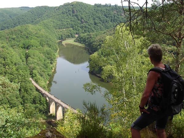 Grote foto wandelen in de auvergne zuiden frankrijk vakantie senioren