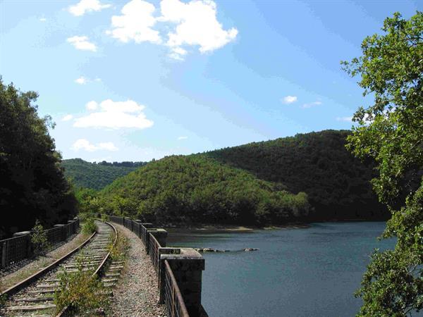 Grote foto wandelen in de auvergne zuiden frankrijk vakantie senioren