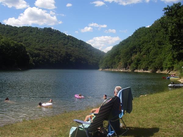 Grote foto wandelen in de auvergne zuiden frankrijk vakantie senioren