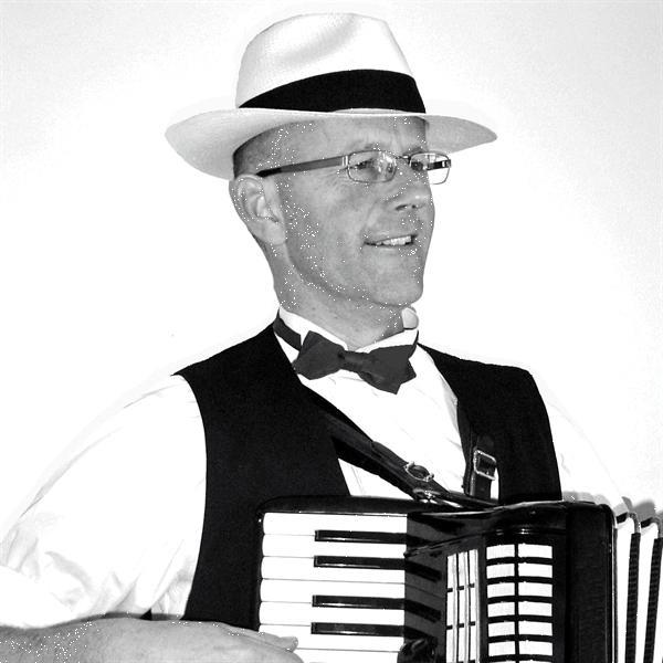 Grote foto accordeoniste accordeonist accordeonisten muziek en instrumenten boekingen