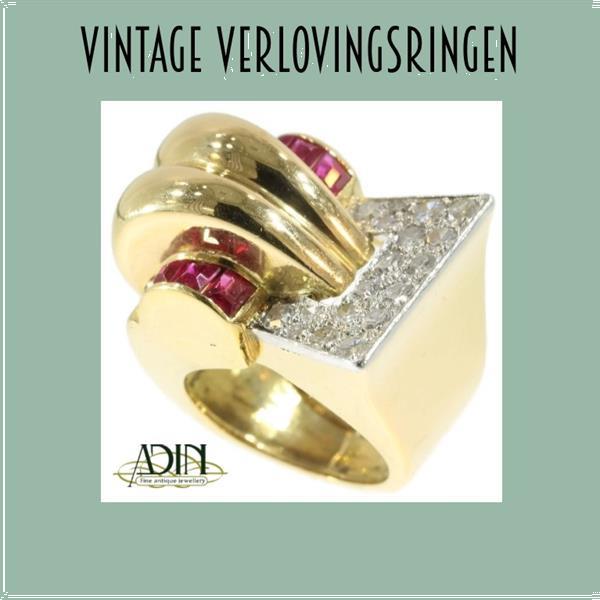 Grote foto vintage verlovingsring met een apart design. sieraden tassen en uiterlijk ringen voor haar
