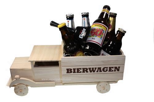 Grote foto bierwagen van hout met flesje met naam diversen cadeautjes en bonnen
