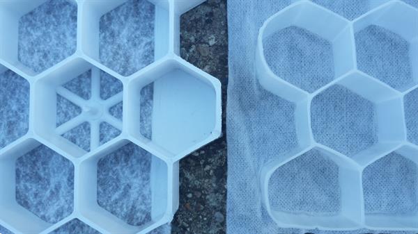 Grote foto grindplaten splitplaten honingraad platen tuin en terras sierstenen en rotsen