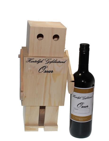 Grote foto houten wijnkist robot met wijn met naametiket diversen cadeautjes en bonnen