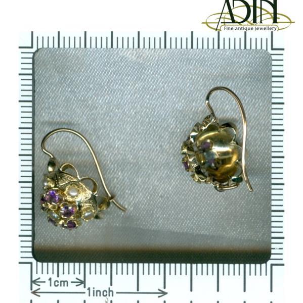 Grote foto gouden oorbellen aan een goede prijs sieraden tassen en uiterlijk oorbellen