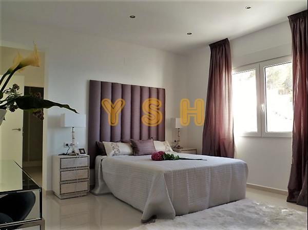 Grote foto a splendid large villa with sea views. s o l d huizen en kamers vrijstaand