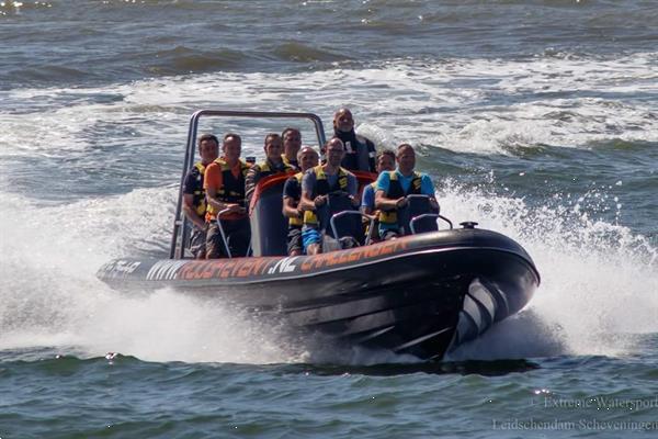 Grote foto powerboat varen langs de kust van scheveningen diensten en vakmensen vrijgezellenfeest