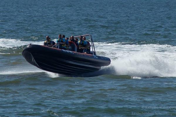 Grote foto powerboat varen langs de kust van scheveningen diensten en vakmensen vrijgezellenfeest