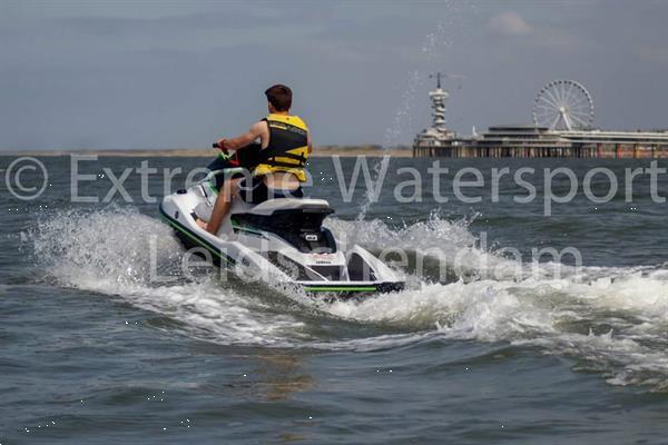 Grote foto waterscooter varen voor de kust van scheveningen hobby en vrije tijd overige hobby en vrije tijd