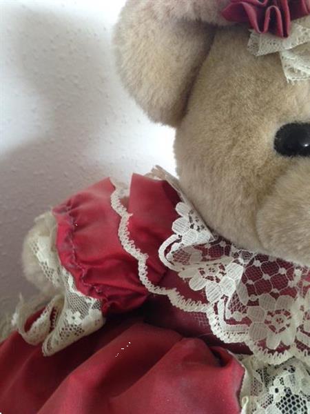 Grote foto antieke vintage beer met jurk op standaard verzamelen speelgoed