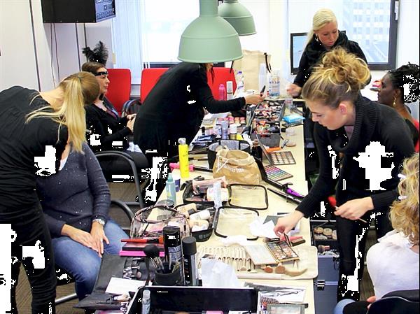 Grote foto make up team voor bedrijfsfeest. beauty corner diensten en vakmensen workshops